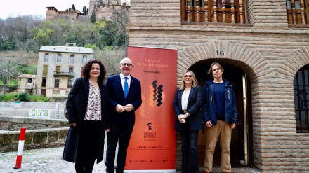 La alcaldesa de Granada, Marifrán Carazo (2d), flanqueada por el rector de la UGR, Pedro Mercado (2i), y el artista Simon ZabellPOLITICA ANDALUCÍA ESPAÑA EUROPA GRANADA AUTONOMÍASAYUNTAMIENTO