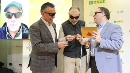 Rubén recoge su reconocimiento en una gala celebrada en la Delegación de la ONCE en A Coruña