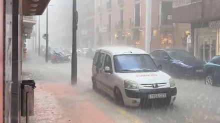Una fuerte tormenta descarga sobre el municipio de Águilas e inunda calles y bajos comerciales