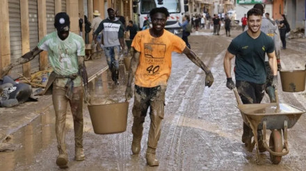 Inmigrantes ayudando en la Dana