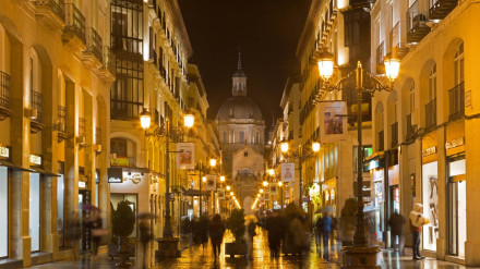 La calle Alfonso de Zaragoza en un día de lluvia.