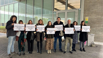Sindicatos con representación en la Mesa Sectorial de Educación Pública de Extremadura, durante una protesta para reclamar una subida salarial