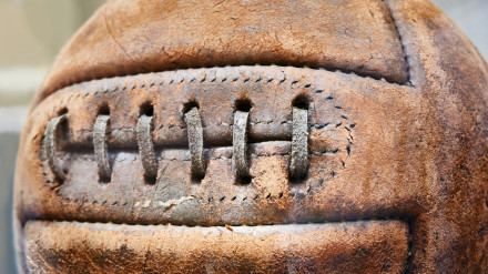 Balón de fútbol de cuero antiguo