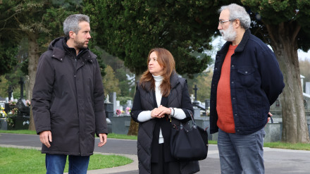 Os edís Rubén Arroxo, Cristina López e Alexandre Penas diante do Cemiterio Municipal de San Froilán