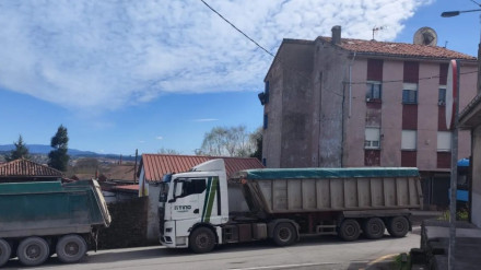Camiones a su paso por Cayés