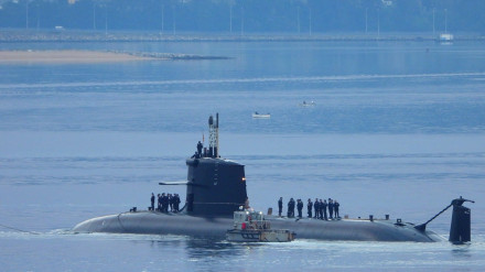 El submarino en aguas de la ría de Ferrol