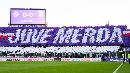 Pancarta de 'Juve merda' exhibida por en un fondo del Estadio Artemio Franchi de Florencia
