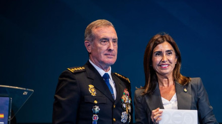 Foto de archivo del comisario Gumersindo Vila junto a una concejala de Almería