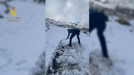 Agentes de la Guardia Civil realizando las labores de rescate.