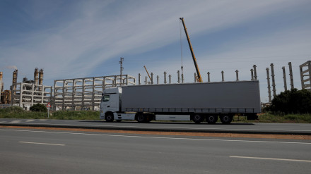 El camión del Tour d´Europe recorre la nueva planta de biocombustibles 2G en construcción