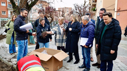 El Ayuntamiento renaturaliza los parterres del Camino de la Zubia con árboles y casi mil plantas florales