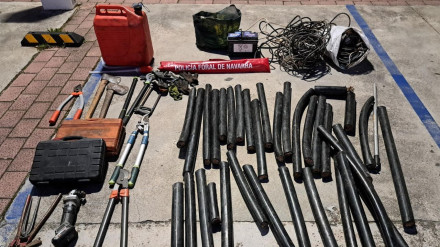 Herramientas y cableado de los postes robado para extracción de cobre