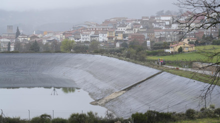 Balsa de riego del Charco de la Maricana, a 18 de marzo de 2025, en Jarandilla de la Vera
