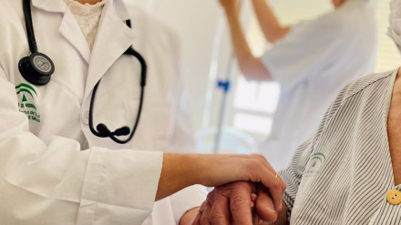 Imagen de recurso de una médico acompañando a una paciente.