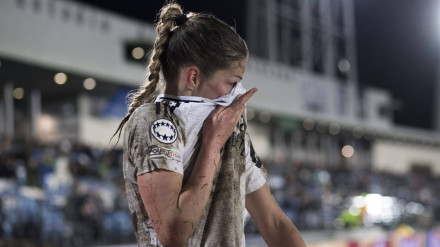 Melanie Leupolz, jugadora del Real Madrid, totalmente embarrada durante el encuentro ante el Arsenal.
