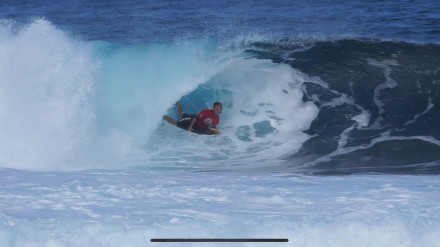 Uxío Rodríguez surfea la Pipeline