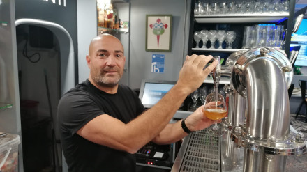 Juan Luis Quintía tirando cañas en la cervecería Avanti de  Ferrol