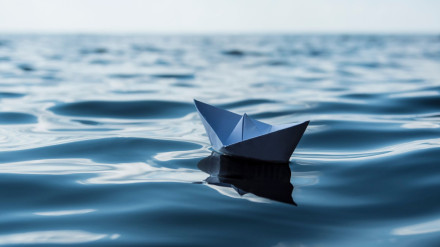 Foto de archivo de un barco de papel