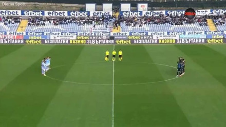 Los jugadores del Levski y el Arda Kardjali guardan un minuto de silencio