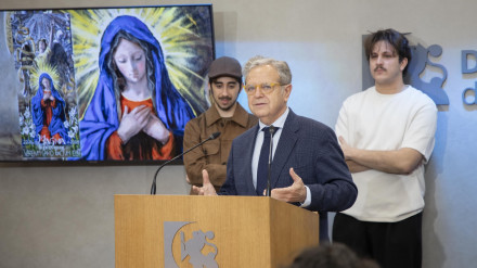 Salvador Fuentes junto a los autores del vídeo promocional