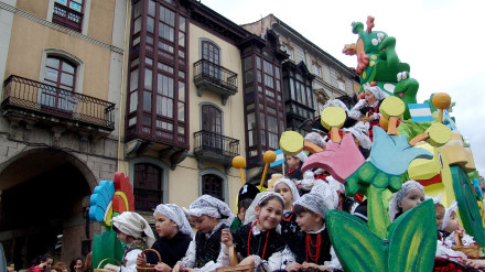 Una carroza del Desfile de El Bollo del pasado año en Avilés