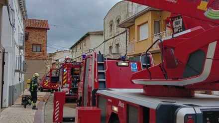 Los bomberos intervienen en el incendio de Arguedas