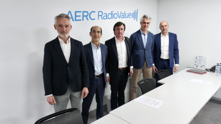 Ramón Osorio, vicepresidente de la AERC y representante de Atresmedia Radio, Inacio Baeza, representante del Grupo Kiss Media, Javier Visisers, presidente de la AERC y representante de ÁBSIDE MEDIA, Ignacio Soto, vicepresidente de la AERC y representante de PRISA Radio, Julián Velasco secretario general de la AERC.