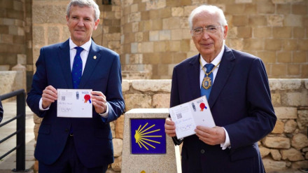 Alfonso Rueda y Juan José Imbroda en el mojón que marca el inicio del Camino de Santiago desde Melilla