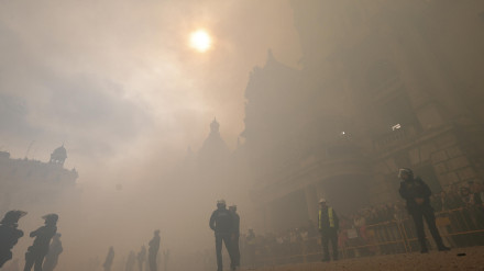Vista general de la plaza del ayuntamiento durante la mascletà disparada este miércoles a cargo de Pirotecnia FX Caballer