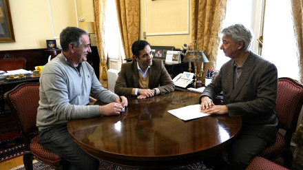 Foto de la firma de la cesión al Ayuntamiento de la parcela por parte de la entidad vecinal