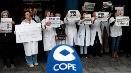 Concentración a las puertas del Centro de Salud del paseo de Sagasta.