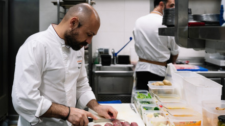 Marco Varela elabora platos de cocina tradicional con toques de modernidad