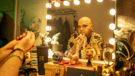 Enrique Ramil durante la grabación del single "La Moneda de la Soledad"