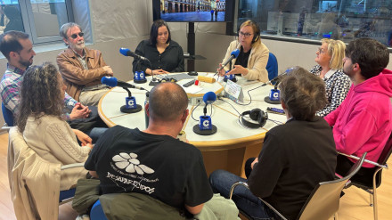 Alumnos del taller de radio de los Centros Sociales de Oviedo en COPE