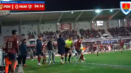 Góngora emprende la contra mientras Yelko Pino se pone en medio en la banda.