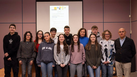 Alumnado participante en la Olimpiada, junto al profesorado, en la UPNA