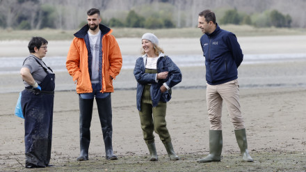 Alfonso Villares, a la derecha, con integrantes de la Cofradía de Cedeira