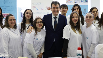 Román Rodríguez con varios alumnos en el  Auditorio de Ferrol
