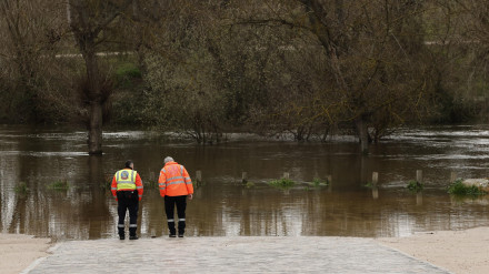 Efectivos de Protección Civil junto al río Manzanares