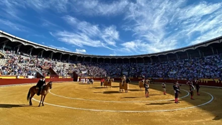 Paseíllo en la plaza de toros de Palencia
