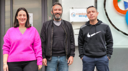 Lucía Pérez, Enrique Garcés y Óscar, trabajador colombiano de Córdoba Acoge