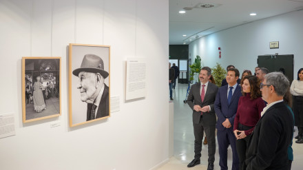 Ayuso inaugurando la exposición "Madrileños centenarios" en Las Rozas