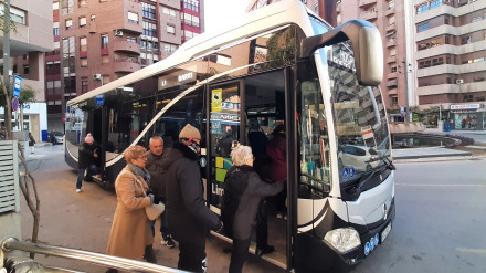 Pasajeros suben al autobús urbano en el centro de Lorca