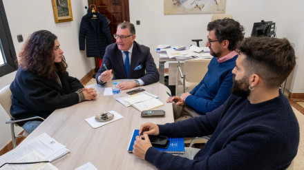 Reunión entre la alcaldesa de El Cerro de Andévalo, Ángeles Moreno, el vicepresidente de la Diputación, José Manuel Zamora, y técnicos del área de Carreteras del ente provincial