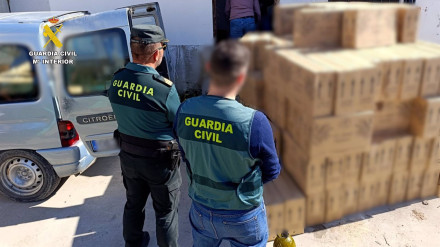 Agentes de la Guardia Civil con parte del aceite envasado y etiquetado