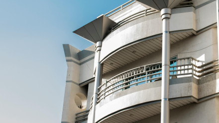 Fachada de un edificio con balcones
