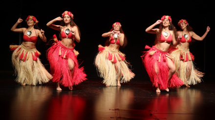 Imagen de una actuación del grupo de baile de la asociación Apetahi Galicia