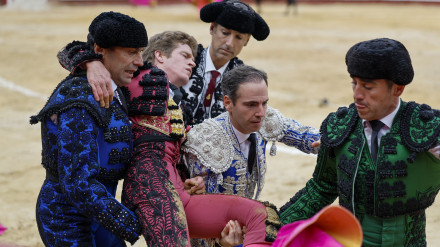 Borja Jiménez siendo trasladado a la enfermería de la plaza de Valencia tras el percance sufrido