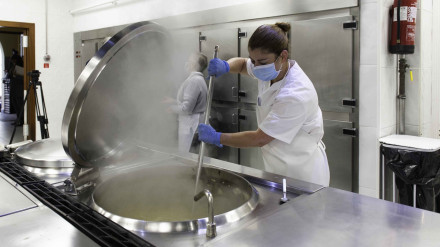 Cocinera preparando el menú en la Cocina Económica de Oviedo