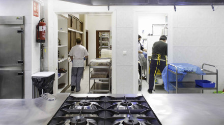 Cocineros trabajando en la Cocina Económica de Oviedo